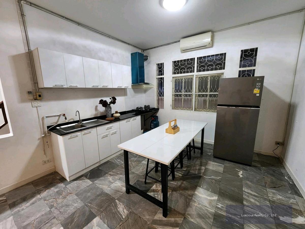 ขายบ้าน แฝด อ่อนนุช 39 ศรีนครินทร์24 
รีโนเวทใหม่ ใกล้รถไฟฟ้าสายสีเหลือง ✅️
House for Sale