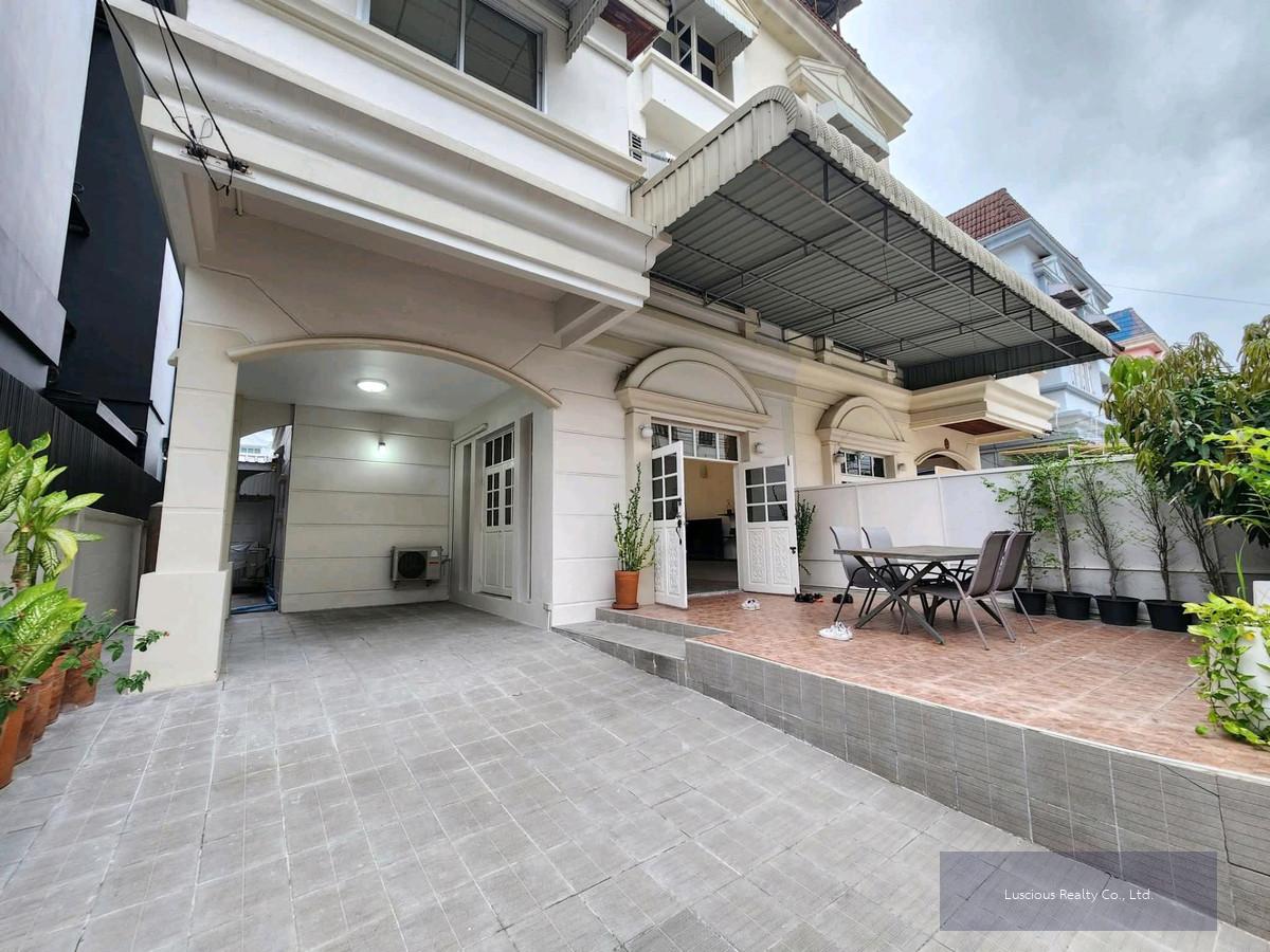 ขายบ้าน แฝด อ่อนนุช 39 ศรีนครินทร์24 
รีโนเวทใหม่ ใกล้รถไฟฟ้าสายสีเหลือง ✅️
House for Sale