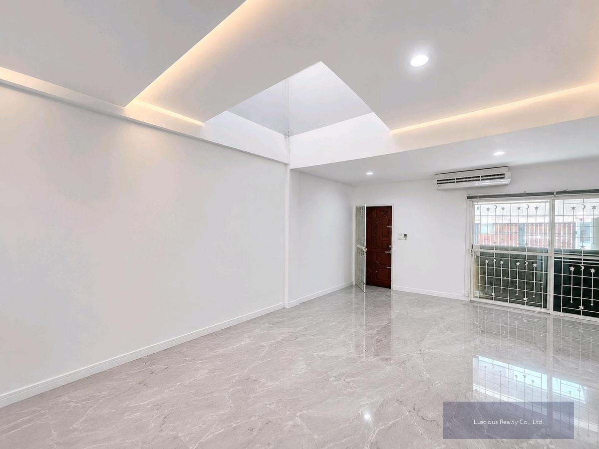 Townhome for Rent Near BTS Thonglor
ทาวน์เฮ้าส์ให้เช่า ใกล้สถานีรถไฟฟ้า ทองหล่อ