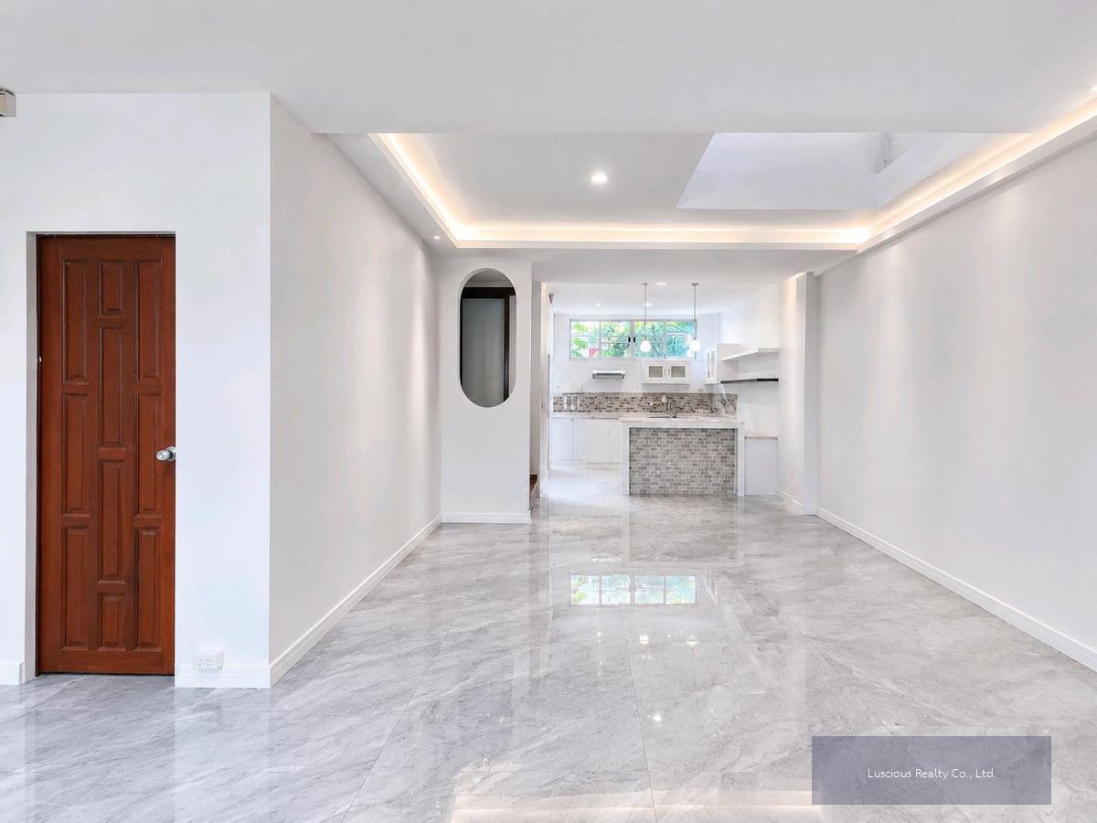 Townhome for Rent Near BTS Thonglor
ทาวน์เฮ้าส์ให้เช่า ใกล้สถานีรถไฟฟ้า ทองหล่อ