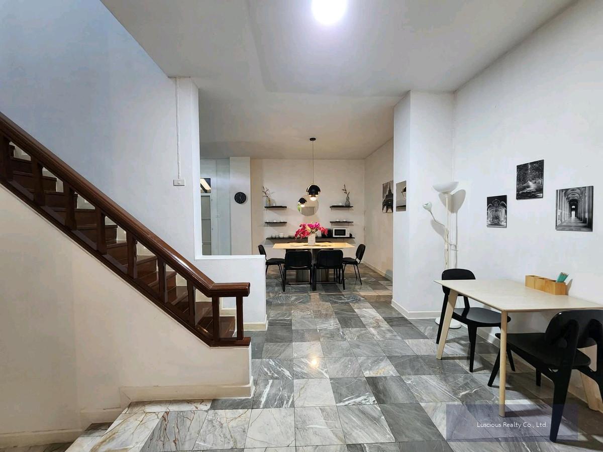 ขายบ้าน แฝด อ่อนนุช 39 ศรีนครินทร์24 
รีโนเวทใหม่ ใกล้รถไฟฟ้าสายสีเหลือง ✅️
House for Sale