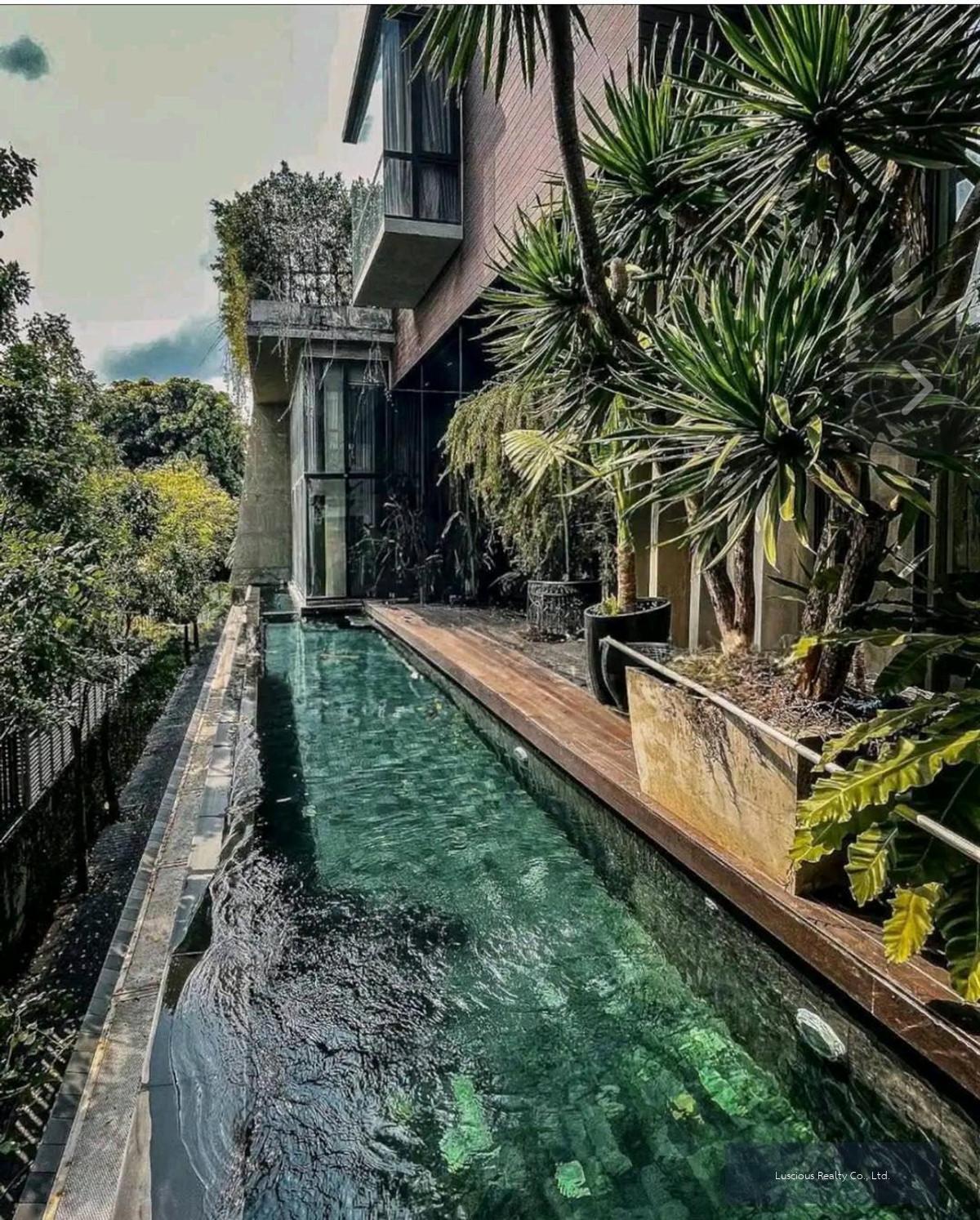 Luxury modern pool villa for Sale
 located in Ekamai 12. ขาย บ้านหรูสไตล์โมเดิร์น เอกมัย 12 ของ Rare Item