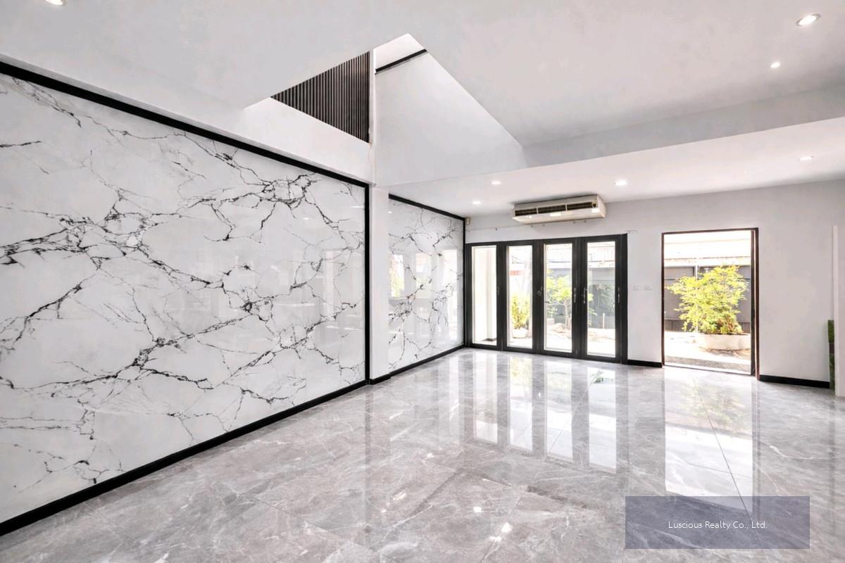 Townhome for Rent Near BTS Thonglor
ทาวน์เฮ้าส์ให้เช่า ใกล้สถานีรถไฟฟ้า ทองหล่อ