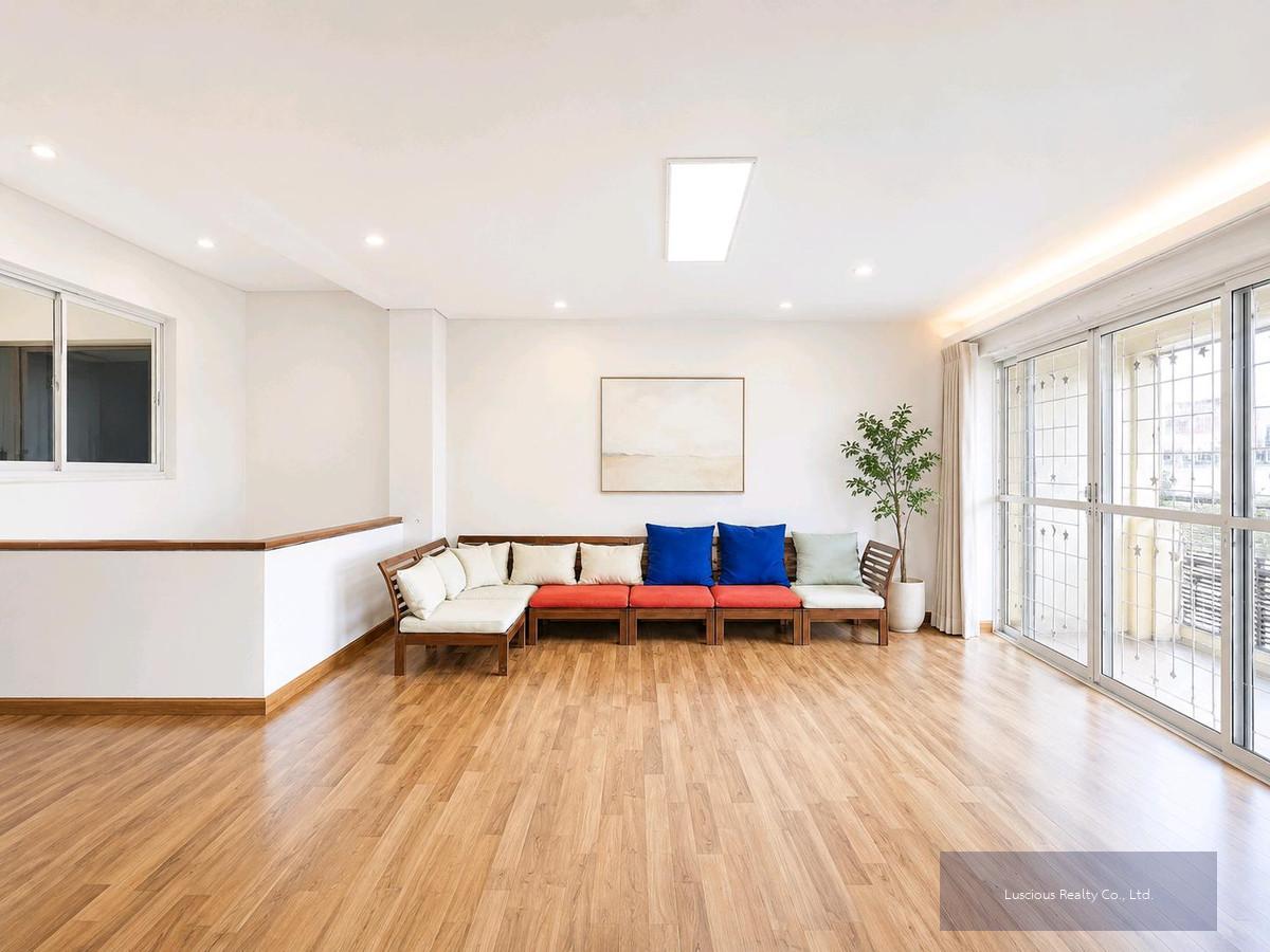 Townhome for Rent Near BTS Thonglor
ทาวน์เฮ้าส์ให้เช่า ใกล้สถานีรถไฟฟ้า ทองหล่อ