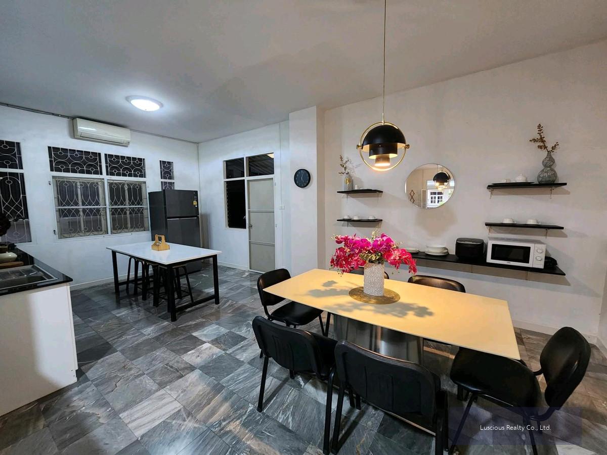 ขายบ้าน แฝด อ่อนนุช 39 ศรีนครินทร์24 
รีโนเวทใหม่ ใกล้รถไฟฟ้าสายสีเหลือง ✅️
House for Sale