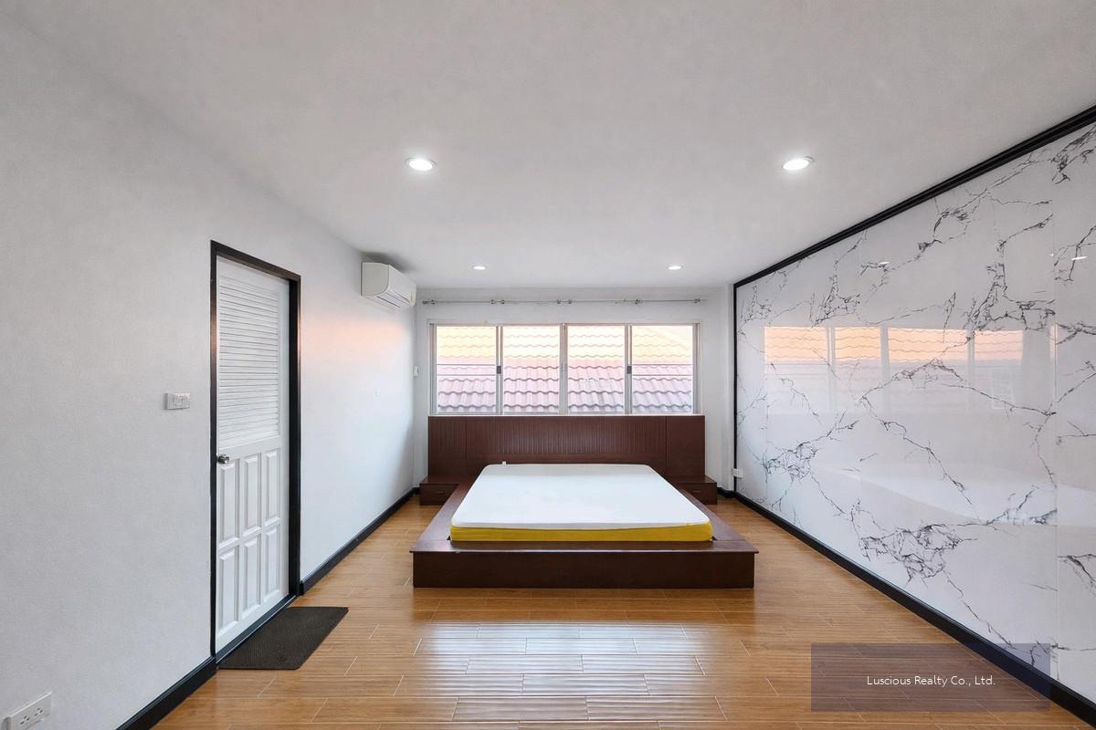 Townhome for Rent Near BTS Thonglor
ทาวน์เฮ้าส์ให้เช่า ใกล้สถานีรถไฟฟ้า ทองหล่อ