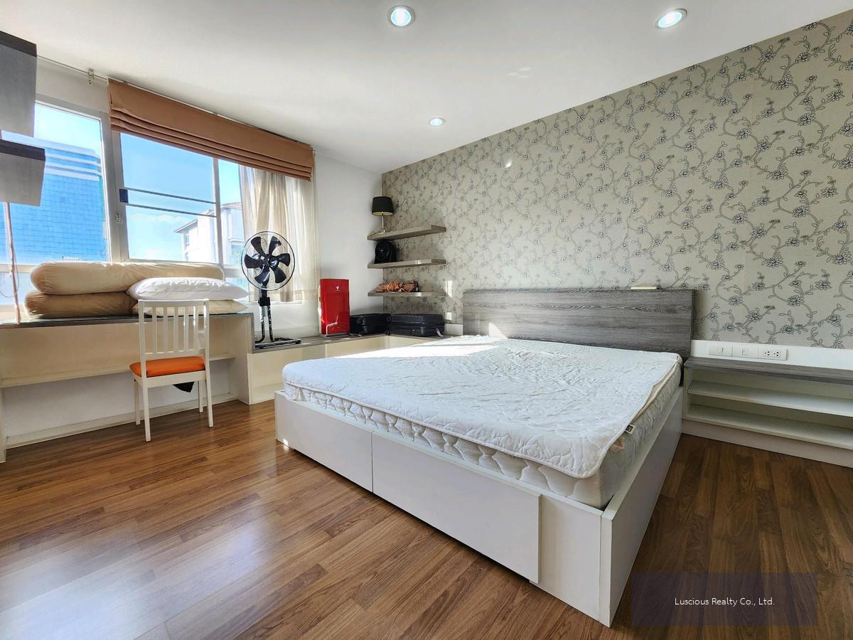 ขายคอนโด เดอะโคลเวอร์ ทองหล่อ
The Clover Thonglor ❤️ Quiet City View ❤️ สว่างโปร่ง แสงธรรมชาติห้องไม่ชื้น ❤️