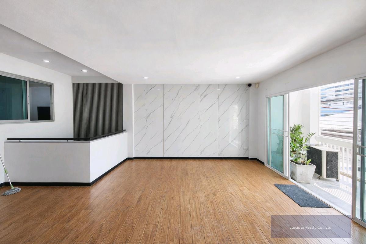 Townhome for Rent Near BTS Thonglor
ทาวน์เฮ้าส์ให้เช่า ใกล้สถานีรถไฟฟ้า ทองหล่อ
