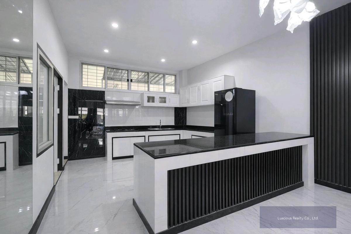 Townhome for Rent Near BTS Thonglor
ทาวน์เฮ้าส์ให้เช่า ใกล้สถานีรถไฟฟ้า ทองหล่อ